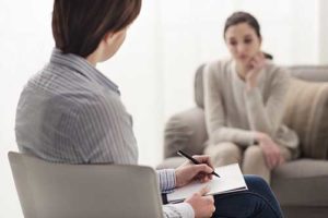 a woman talks to her therapist about attending an arizona alcohol addiction treatment program and arizona alcohol addiction treatment center
