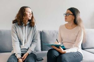 a woman talks to a therapist about attending an arizona drug addiction treatment program and arizona drug addiction treatment center