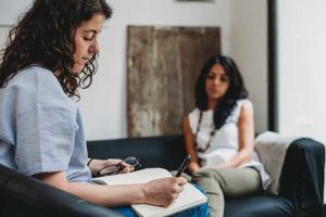 a therapist talks to a patient about entering an arizona heroin addiction treatment program and arizona heroin addiction treatment center