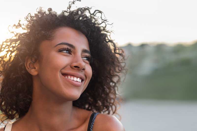 a woman smiles as she thinks about mat treatment at an arizona dual diagnosis treatment center